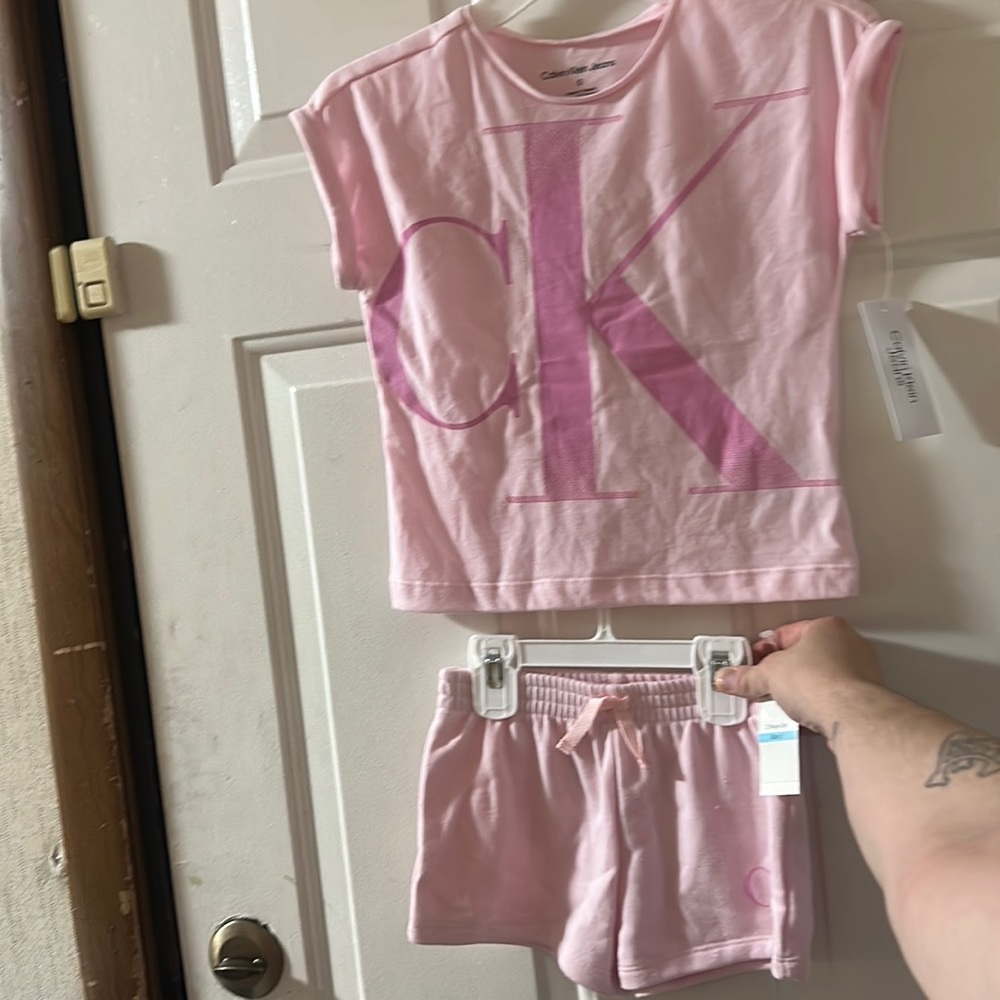 CALVIN KLEIN JEANS TWO PIECE OUTFIT: TEE AND SHORTS: PINK: NWT: SIZE 5